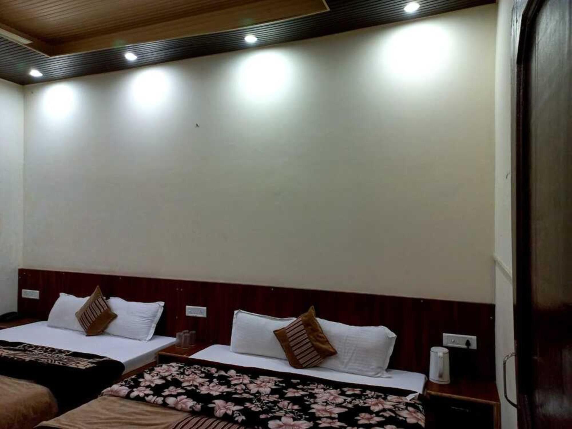 Sunny Pines Resort Lansdowne Ngoại thất bức ảnh