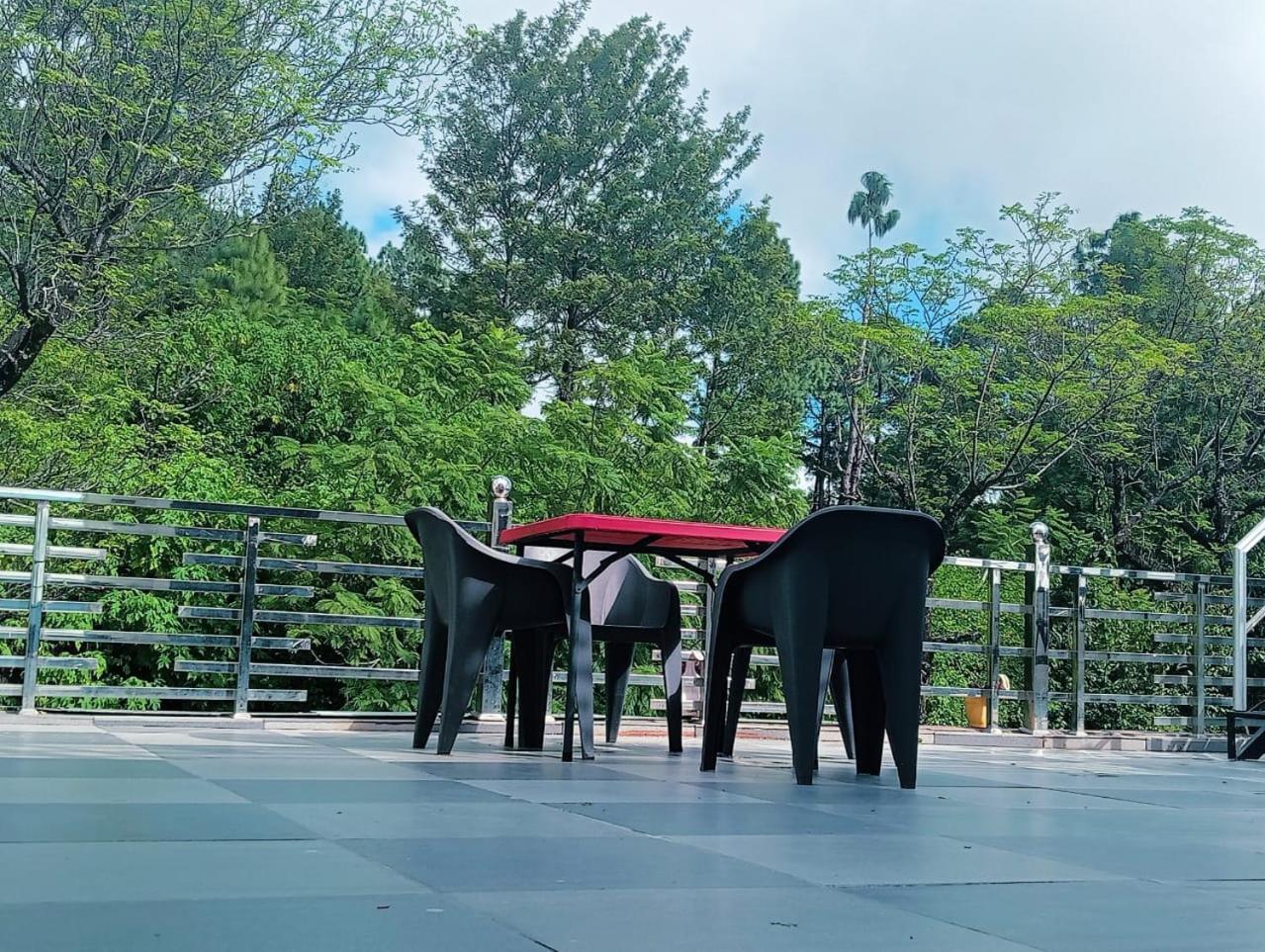 Sunny Pines Resort Lansdowne Ngoại thất bức ảnh